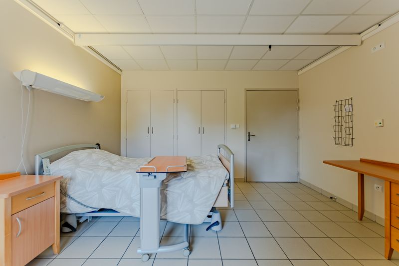 Chambre individuelle lumineuse de l'EHPAD Pagomal, avec accès terrasse