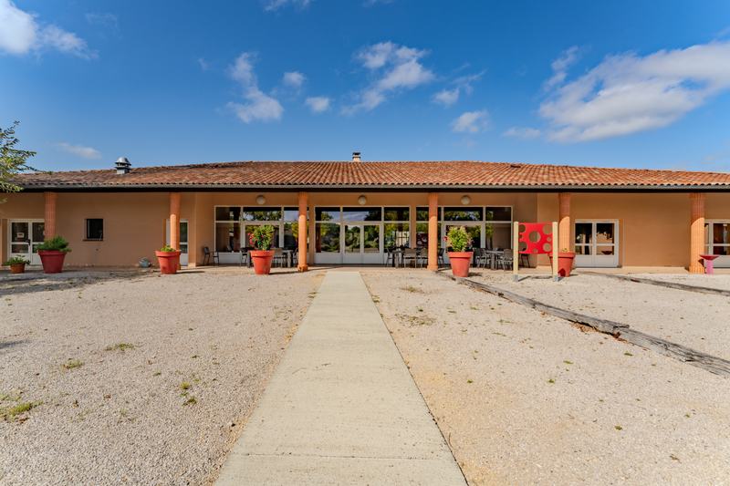 Le bâtiment principal de l'EHPAD Pagomal et son préau à Montbeton