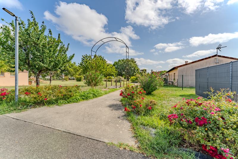 Allée fleurie du parc de l'EHPAD Pagomal à Montbeton