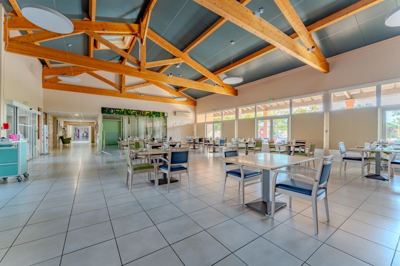 Salle de restaurant de l'EHPAD Pagomal sous charpente apparente