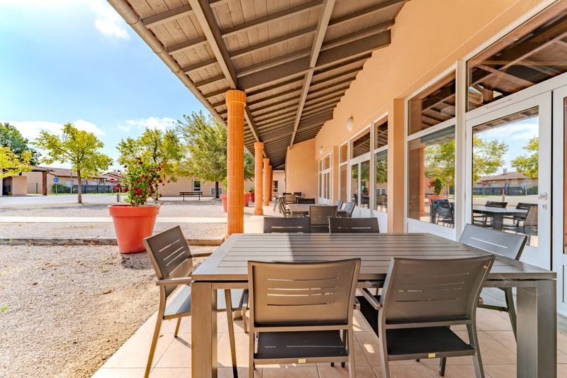 Terrasse couverte et son mobilier de jardin à la Résidence Pagomal